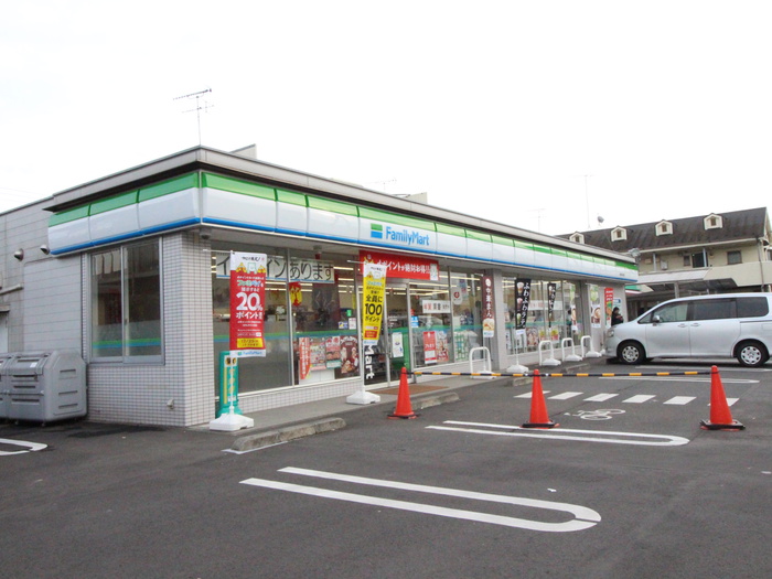 コンビニ　ファミリーマート（コンビニ）まで362m