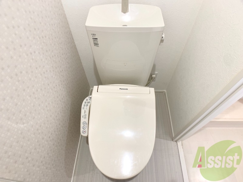 トイレ　温水洗浄便座なので快適に使用できそうですね。