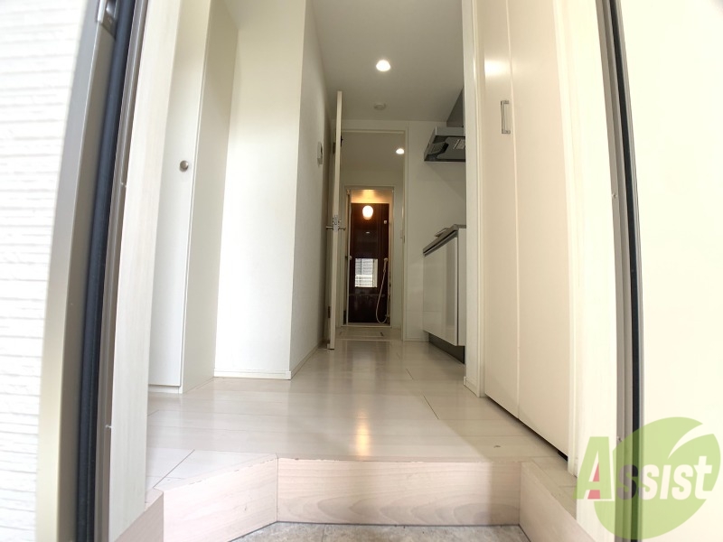 玄関　玄関から撮影しました。敷居が高くなくて安心ですね。