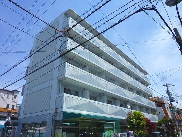 建物外観　RC造の重厚な５階建ての建物です。