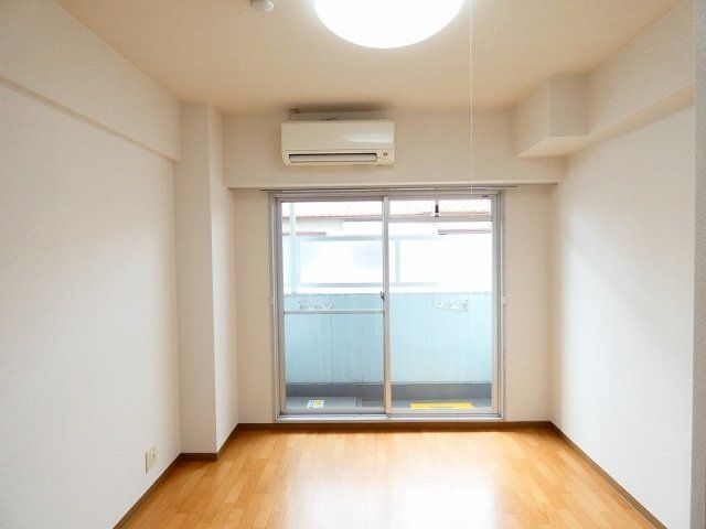 居室・リビング　明るい南向きの洋室です。