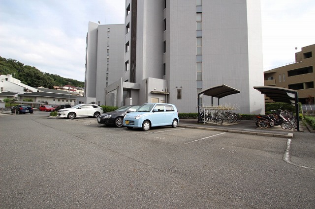 【広島市東区牛田新町のマンションの駐車場】