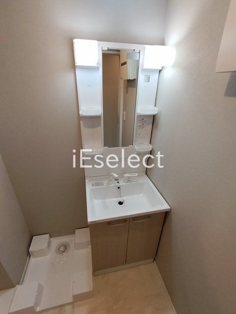 洗面設備　毎朝の準備に便利な独立洗面台です。