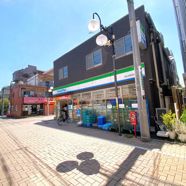 コンビニ　ファミリーマート尾山台駅南店（コンビニ）まで30m
