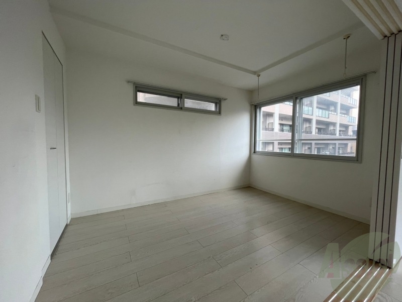 その他部屋・スペース　寝室はこちらです。光が差し込む、温かみのあるお部屋です。