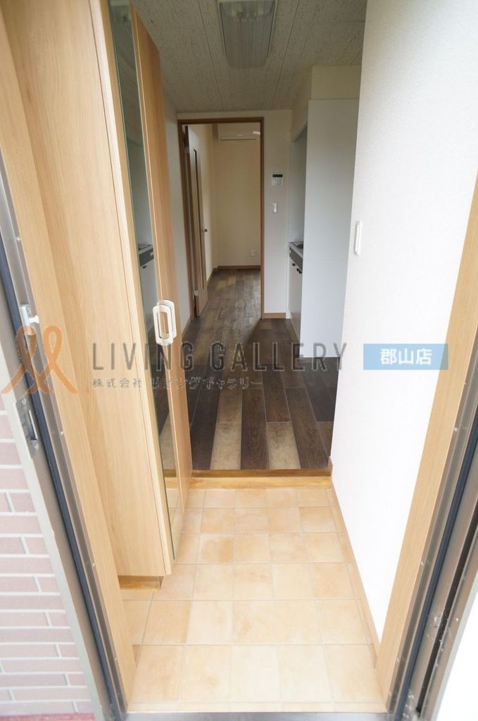 玄関　玄関から見た室内です。