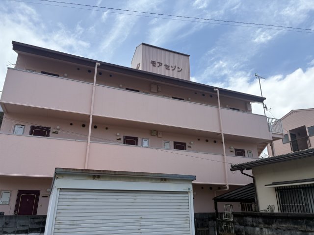 建物外観　可愛いらしいピンク色の外観です。