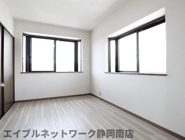 居室・リビング　こちらの居間で趣味の時間をお楽しみください
