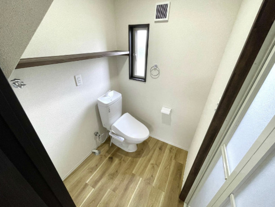 トイレ　落ち着いた色調のトイレです