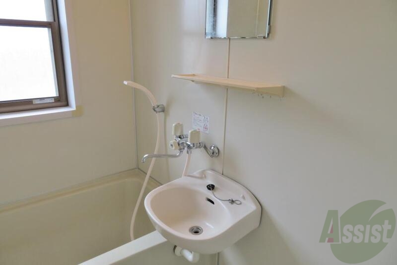 洗面設備　洗面は鏡もあるので忙しい朝もバッチリですね。