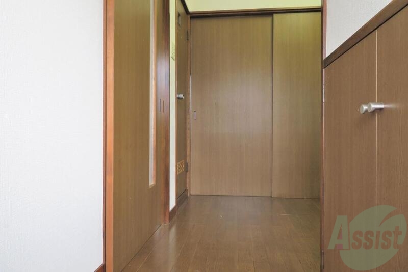 玄関　玄関を入って左がお風呂で、右がキッチンになっています。