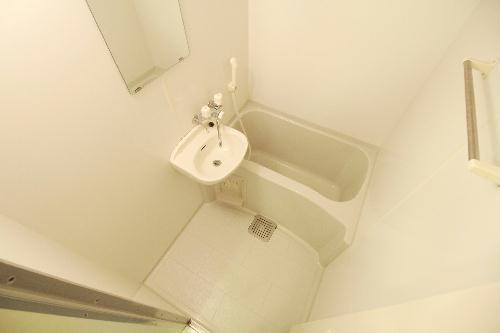 バス・シャワールーム　浴室乾燥機付きで、雨の日でも洗濯物が干せます♪