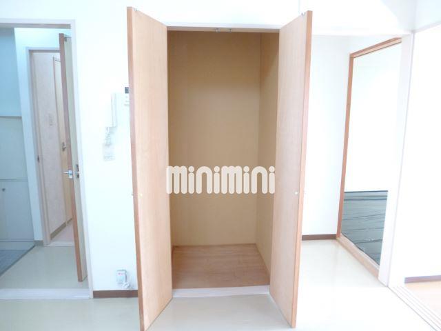 収納　玄関通路にも収納があります。