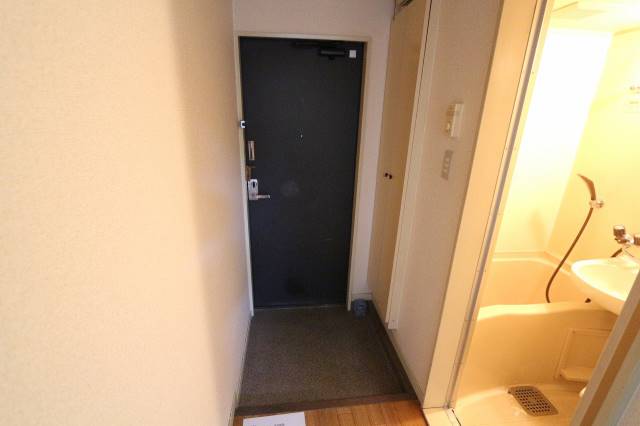 玄関　１０３号室の写真です。