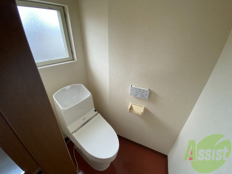 トイレ　温水洗浄便座付きのトイレはうれしいですね。