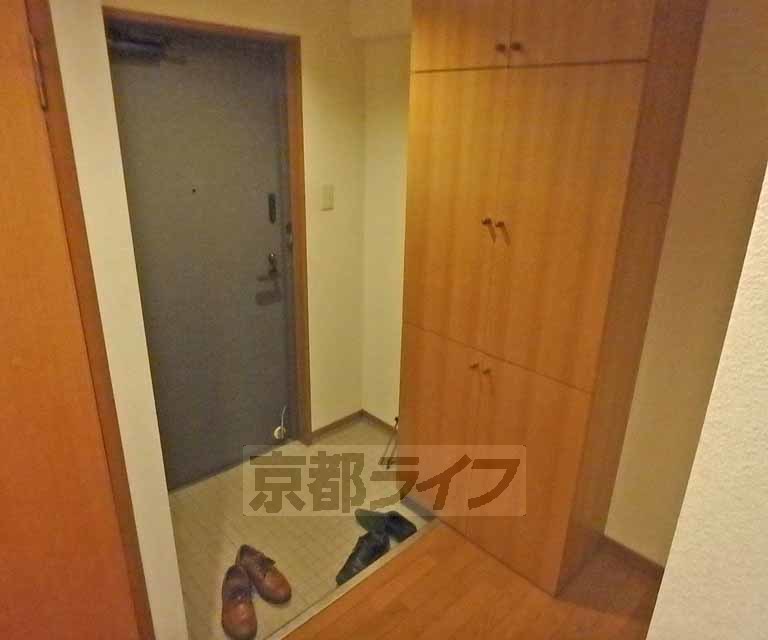 玄関　広々とした玄関です。大きな下駄箱つき