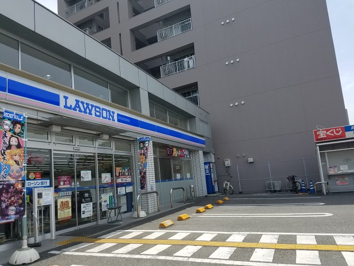 コンビニ　ローソン 高知新本町店（コンビニ）まで51m