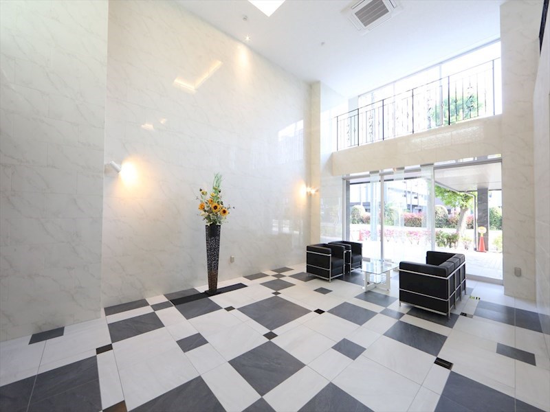 エントランス　エントランス　オートロック付　コンシェルジュサービス付