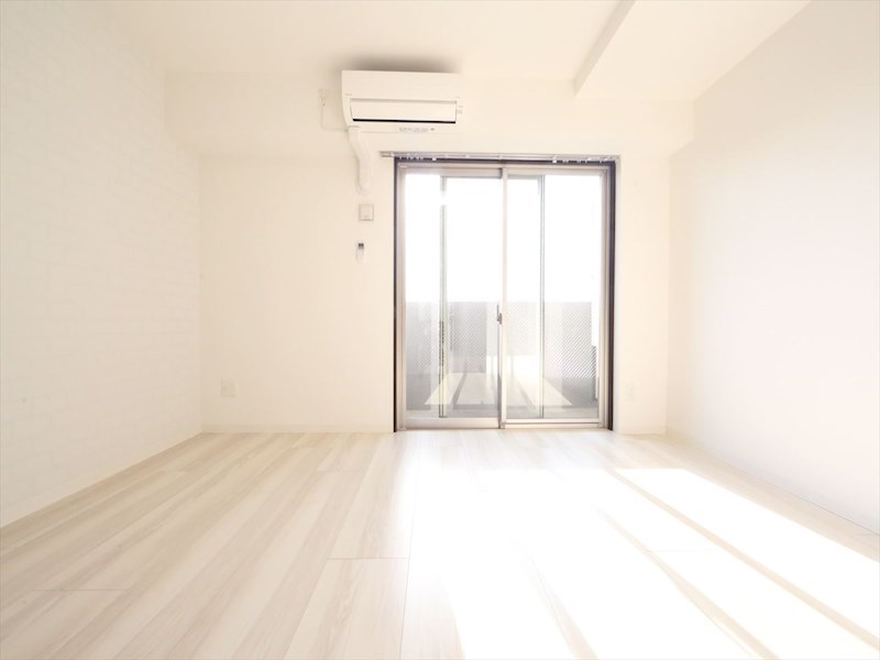 バルコニー　洋室8.2帖　エアコン完備　バルコニー