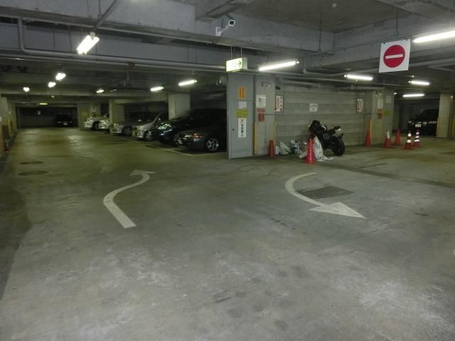 駐車場　敷地内地下駐車場