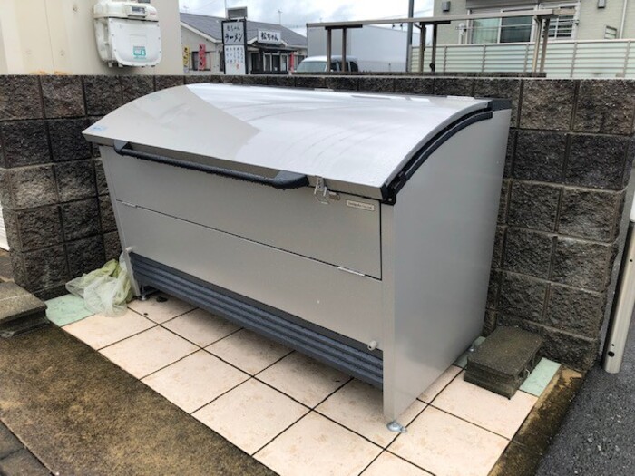 エントランス　敷地内ゴミ置き場もありゴミ出しに便利です☆