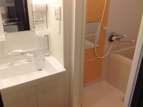 洗面設備　シャワーヘッドを備えた独立洗面台です。