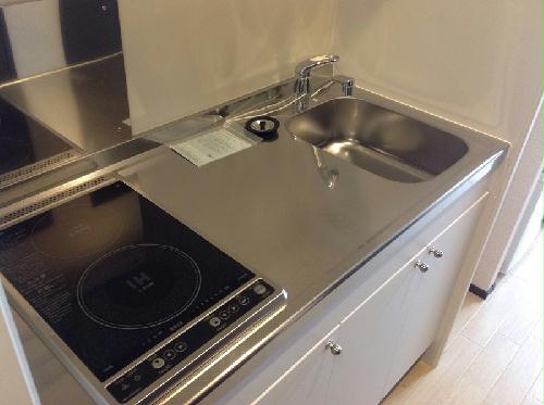 キッチン　ラジエントヒーターとIHヒーター１口づつです。