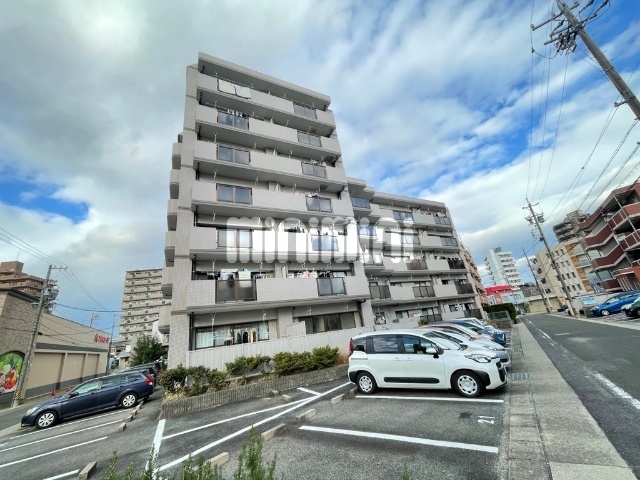 建物外観　スーパーが目の前にありますよ