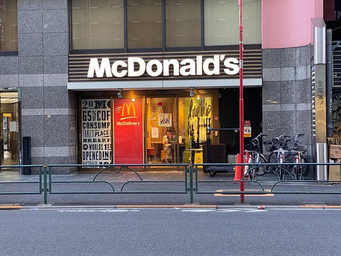 ショッピングセンター　マクドナルド 代々木店（ショッピングセンター）まで395m