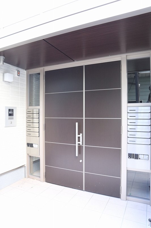 エントランス　共用エントランスは不審者の侵入を未然に防ぐオートロック付き！