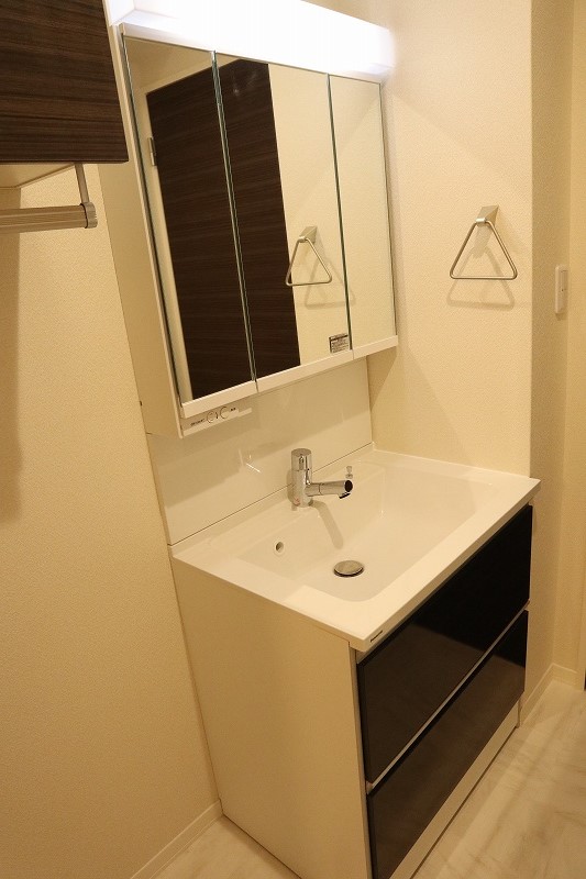 洗面設備　角度の変えられる3面鏡付きのシャンプードレッサーです♪朝のバ