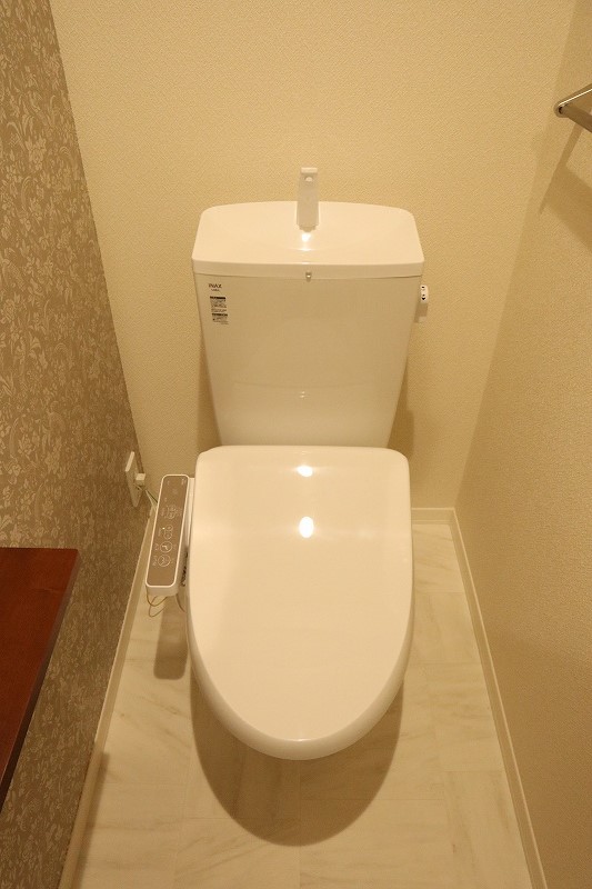 トイレ　人気のシャワートイレ・バストイレ別です♪小物を置ける便利な棚