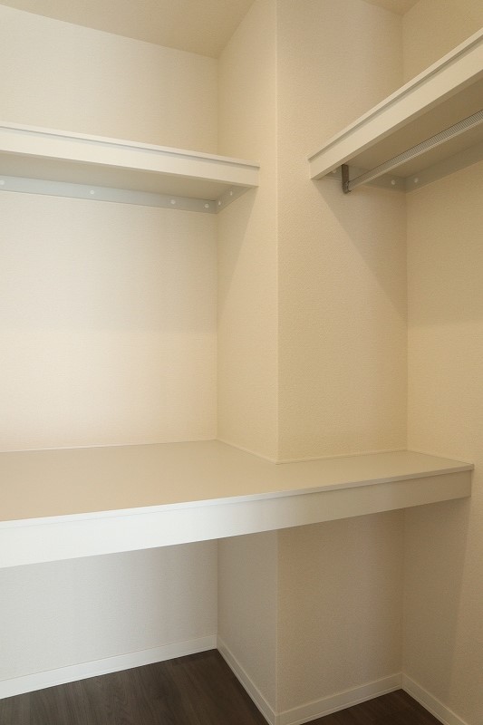 収納　洋室6.5帖のお部屋にあるウォークインクローゼットです♪棚が