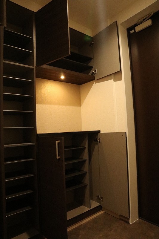 玄関　玄関には上下タイプのシューズボックス付き！間のスペースは飾り