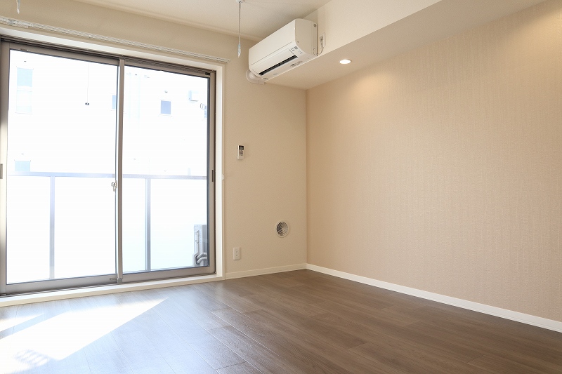 居室・リビング　バルコニーに繋がる南向き11.3帖のリビングダイニングキッチ