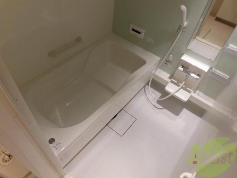 バス・シャワールーム　大きめの浴槽で一日の疲れを癒やしてください。