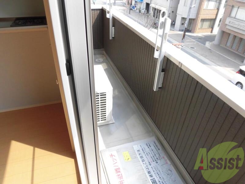 バルコニー　少しくらい洗濯物をためても干せる広さです
