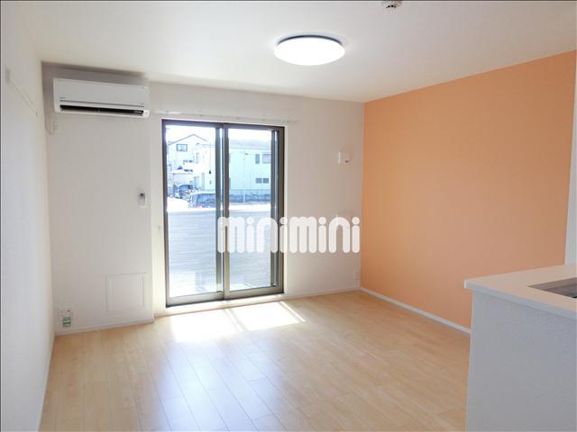 居室・リビング　明るい日差しが差し込むお部屋。