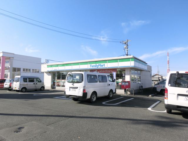 コンビニ　ファミリーマート（コンビニ）まで690m