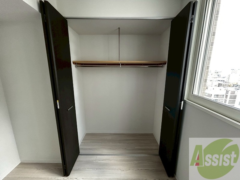 収納　こちらの収納にはハンガーをかけて服もしまえますね。