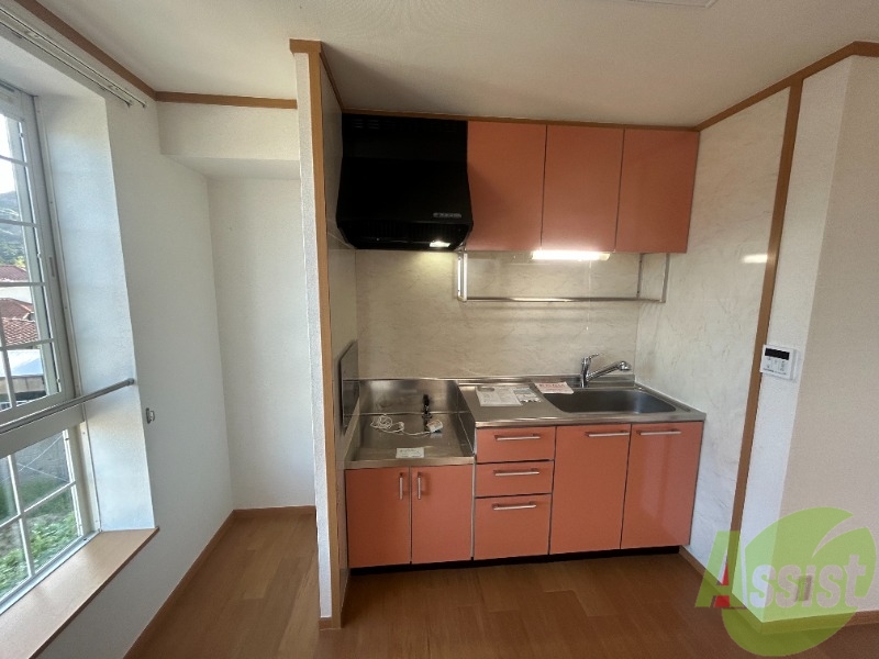 キッチン　キッチンは作業台もあり広めなので使いやすそうですね。