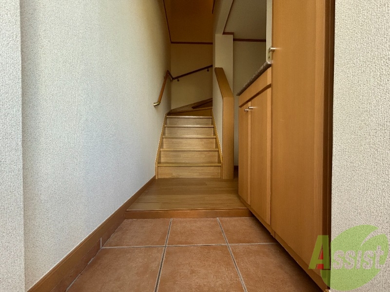 玄関　玄関からの様子です。すぐ部屋が見えないのは安心ですね。