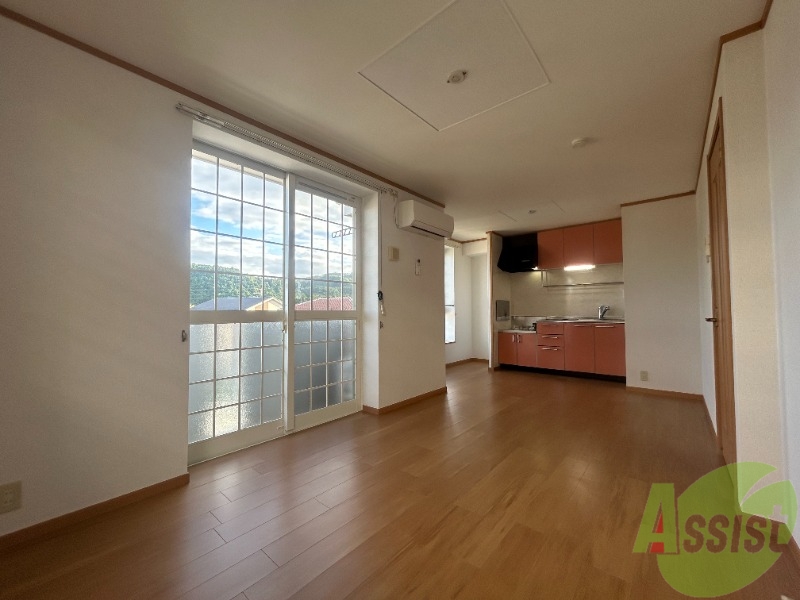 居室・リビング　１２帖のＬＤＫです。広々としてきれいですね。