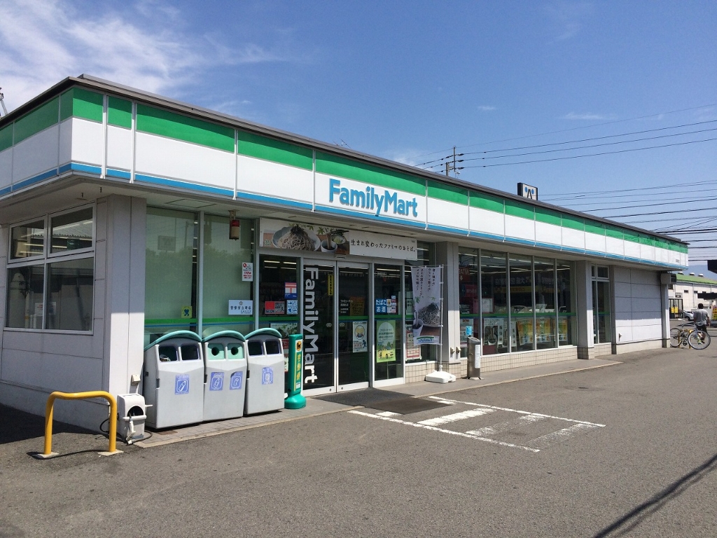 コンビニ　ファミリーマート 松山南斎院町西店（コンビニ）まで528m