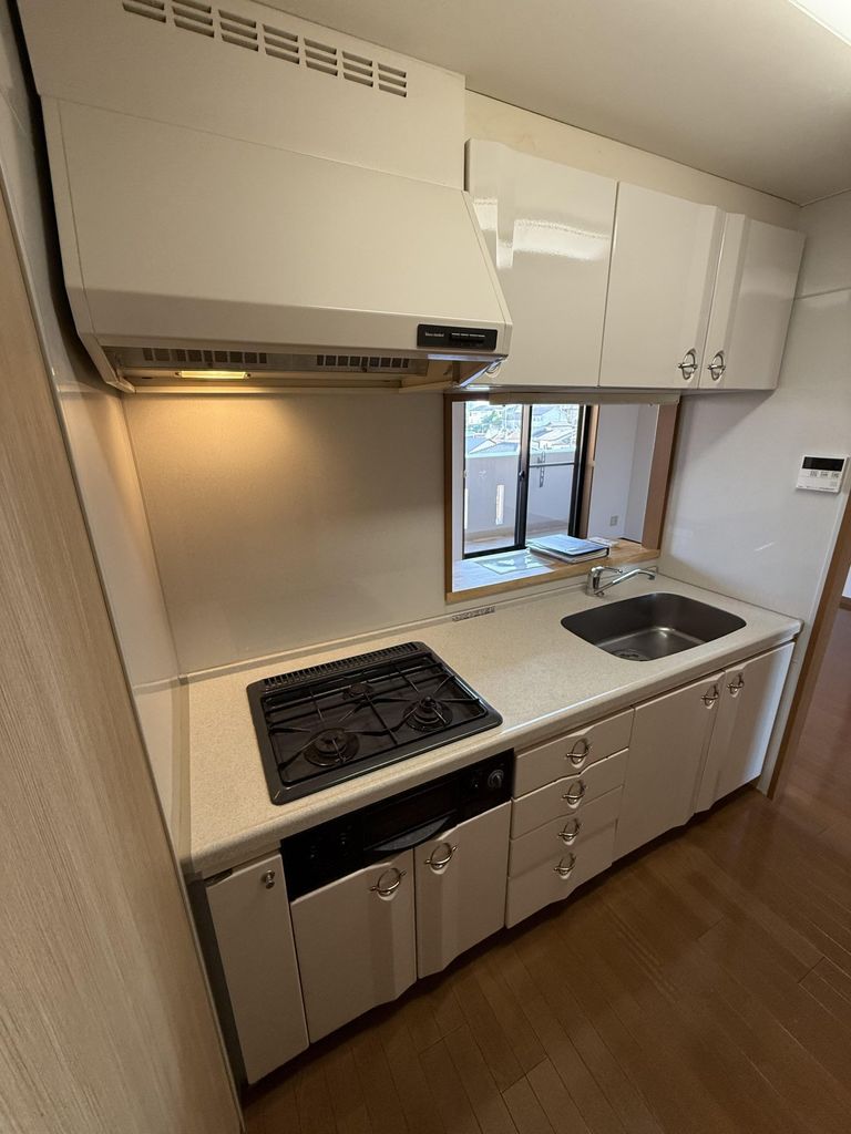 キッチン　ビルトインタイプのガスコンロ３口設置済みです。