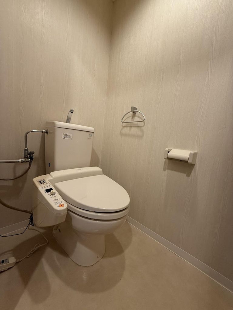 トイレ　シャワー付き暖房便座です。