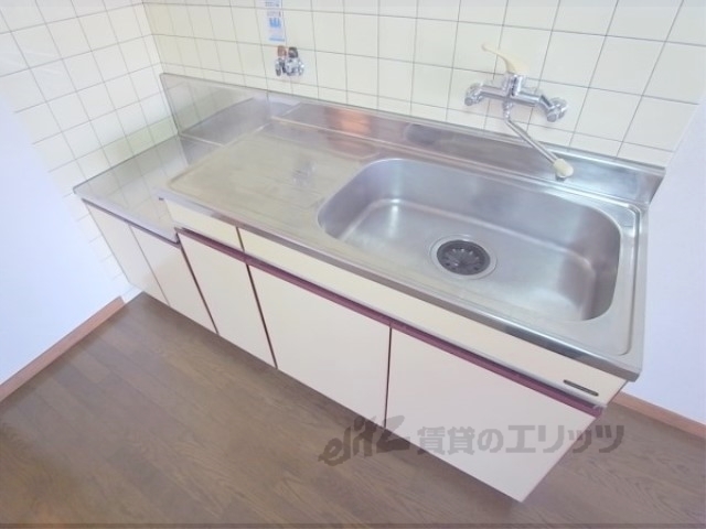 キッチン　一人暮らしには程よい広さです。