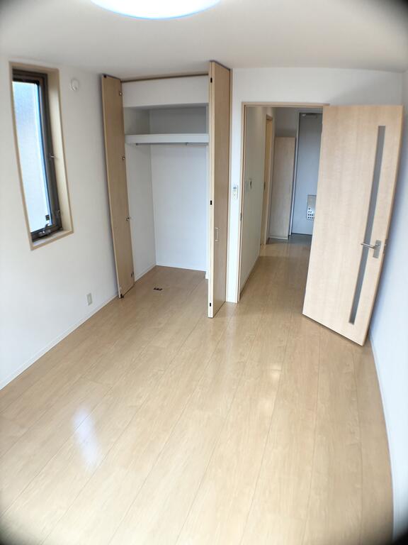 居室・リビング　2面採光の明るいお部屋です