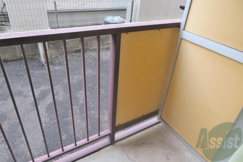 バルコニー　お天気の良い日は布団も干せてポカポカです。