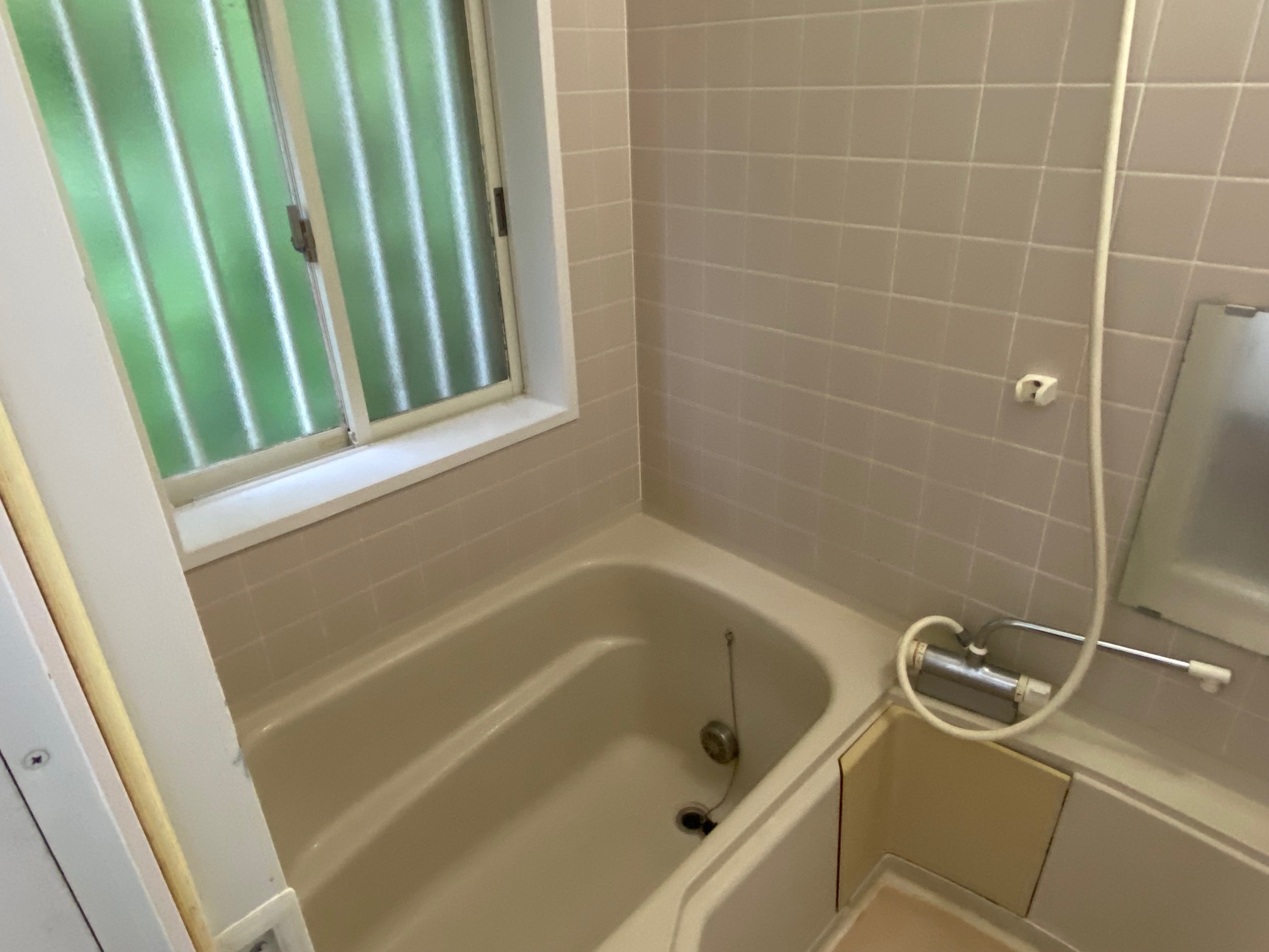 バス・シャワールーム　窓もあって風通しの良いバスルーム